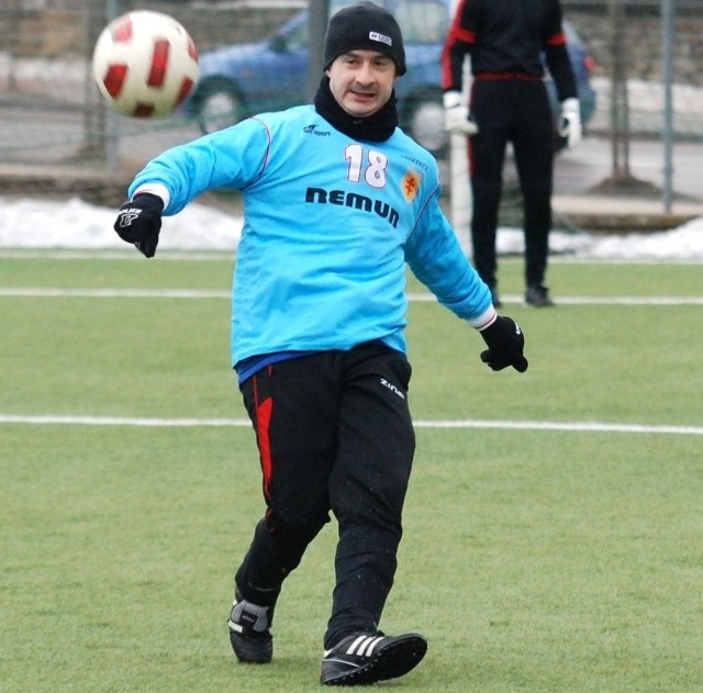 Maciej Pastuszka jest jednym z tych piłkarzy, którzy w przerwie zimowej zasilili trzecioligową Wierną Małogoszcz. 