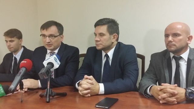 Od lewej: kandydaci na posła z listy PiS w regionie Jakub Osajda oraz Zbigniew Ziobro i kandydat na senatora Jacek Włosowicz oraz Mariusz Gosek.
