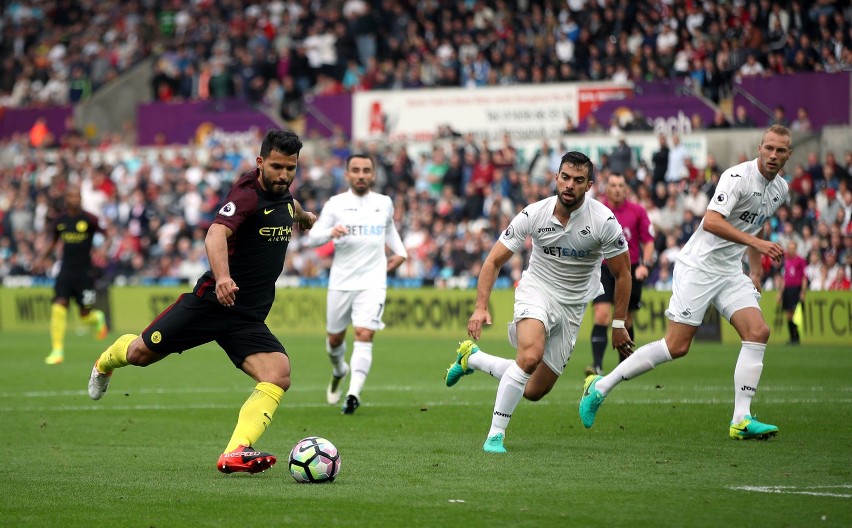 Manchester City pokonuje Swansea z Łukaszem Fabiańskim w...