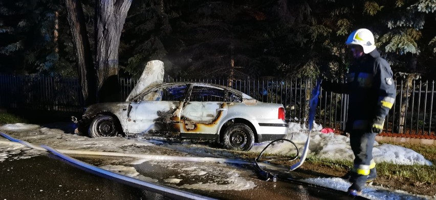 Samochód po uderzeniu w drzewo stanął w płomieniach. Pożar...