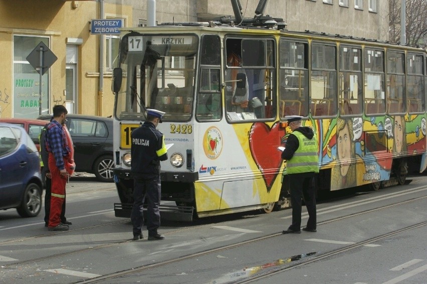 Wrocław: Tramwaj zderzył się z samochodem na ul. Sienkiewicza (ZDJĘCIA)