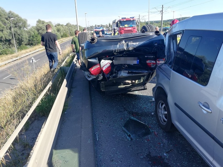 Kraksa 4 aut przed Mostem Pionierów. Jeden samochód dachował