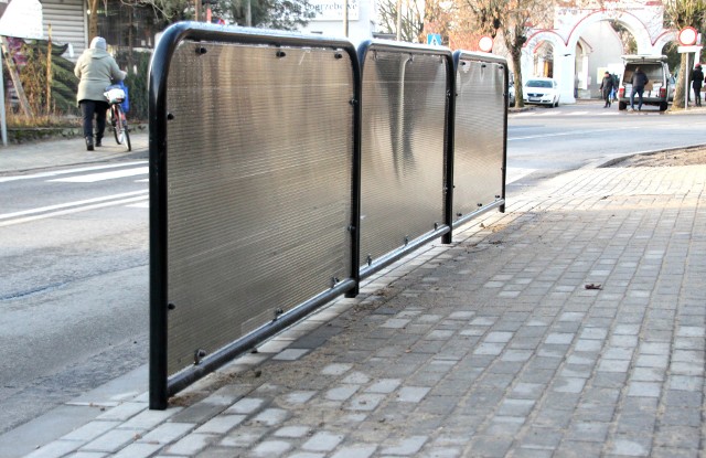 Takie bariery będą chronić pieszych przed ochlapaniem...