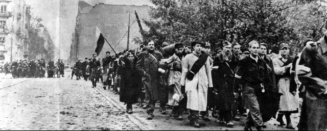 Październik 1944. Oddziały Armii Krajowej opuszczają Warszawę  po kapitulacji Powstania Warszawskiego