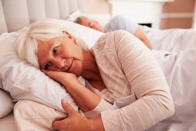 Sen jest ważnym czynnikiem wpływającym na stan zdrowia organizmu. Zarówno bezsenność, jak i nadmierna ilość snu mogą powodować szereg dolegliwości zdrowotnych, a nawet zwiększać ryzyko rozwoju chorób.