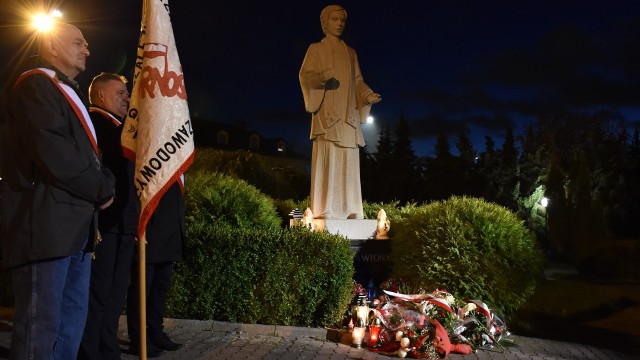 Wieczorem przed pomnikiem ks. Jerzego Popiełuszki, zebrali się koszalinianie z kwiatami i zniczami, aby upamiętnić bohaterskiego kapłana.