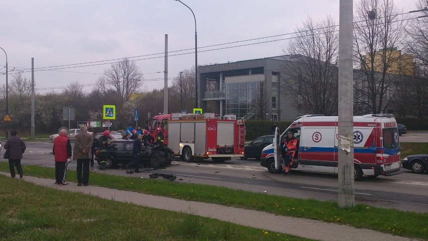 Wypadek na ul. Orkana: Trzy osoby w szpitalu (ZDJĘCIA)