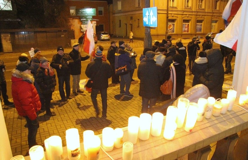 Protest w obronie niezależnego sądownictwa w Kielcach. "Łańcuch świateł - łańcuch ludzi"