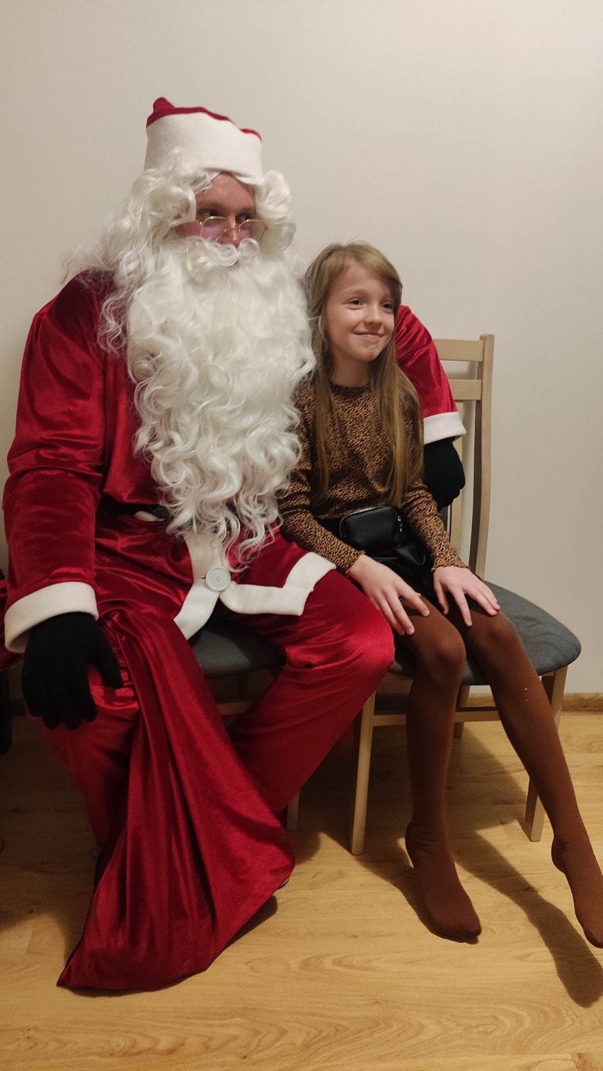 Oczywiście Święty Mikołaj odwiedził też gminę Gowarczów. "Przyłapano" go z prezentami w Bębnowie. Zobacz zdjęcia