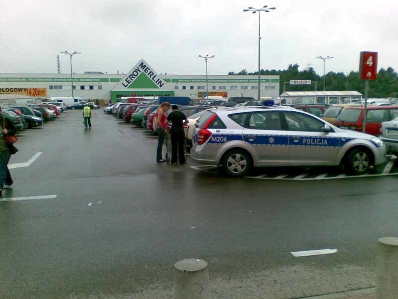 W tym miejscu nie wolno parkować. Chyba, że policjanci...