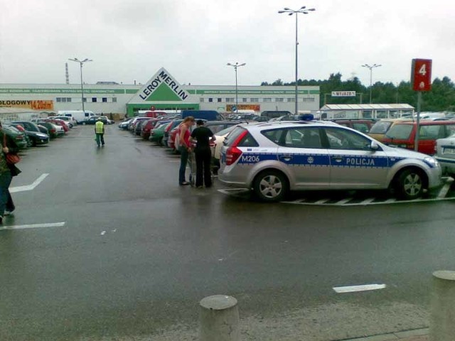 W tym miejscu nie wolno parkować. Chyba, że policjanci akurat interweniowali.