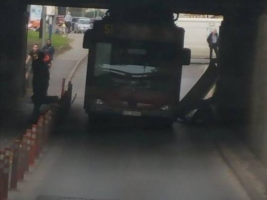 Autobus zablokował wiadukt w Rzeszowie