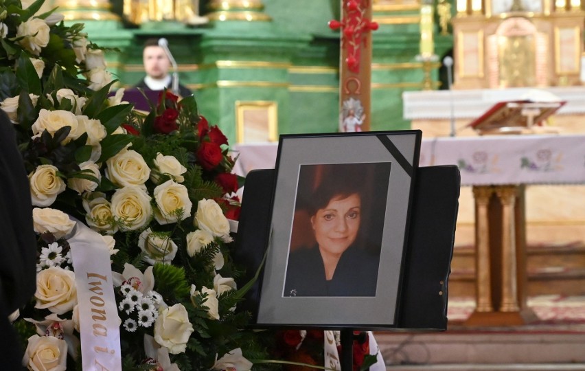 Tłumy na pogrzebie Małgorzaty Jamróz w Fałkowie. Oprócz rodziny żegnali ją trenerzy, lekkoatleci, poseł, włodarze Końskich. Zobacz zdjęcia