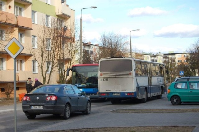 Przystanki na ul. Dąbrowskiego 1 w Szubinie usytuowane są po obu stronach ulicy. Dwa autobusy ledwo mogą się minąć.