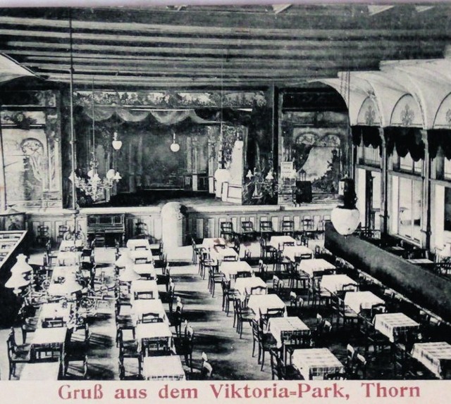 Wnętrze restauracji Viktoria Park przy skrzyżowaniu ulicy Grudziądzkiej i Szosy Chełmińskiej na pocztówce z początku XX wieku