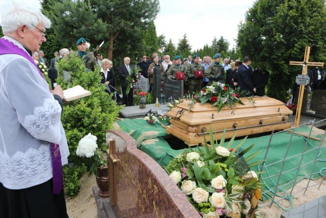 Remigiusz Stasiak spoczął na toruńskim CCK. W ostatniej drodze poza przyjaciółmi i rodziną towarzyszyła mu kompania honorowa 