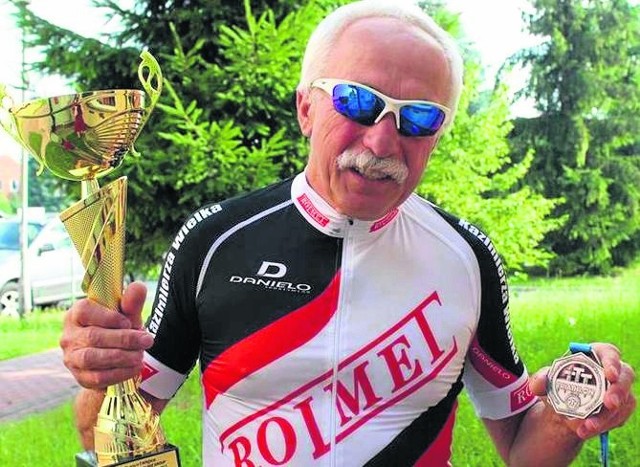 Andrzej Szczepanik mistrzem Polski! Triathlonista z Kazimierzy Wielkiej prezentuje trofea  za wygraną na zawodach w Chodzieży.