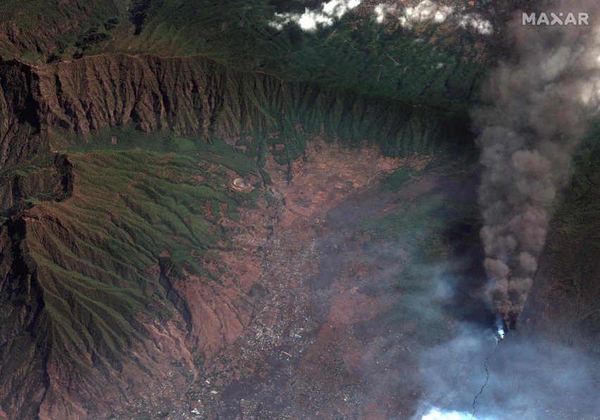 La Palma: rozerwała się część krateru wulkanu Cumbre Vieja. Kolejne masy gorącej lawy płyną do oceanu (WIDEO)