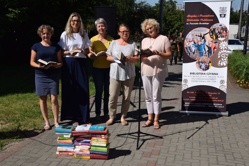 Jak nie czytam, jak czytam! W Radziejowie, na schodach przy bibliotece, udowodnili to uczniowie radziejowskich szkół