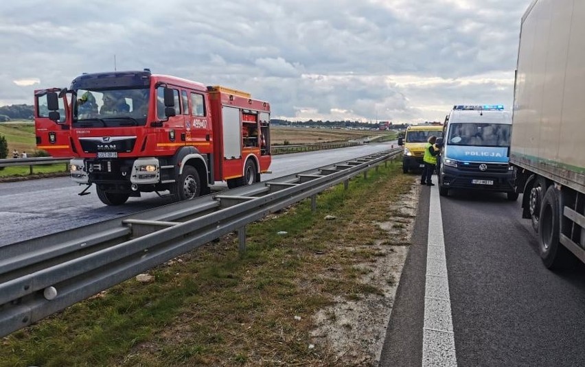 Kierowca ciężarówki staranował trzy inne samochody. Był...