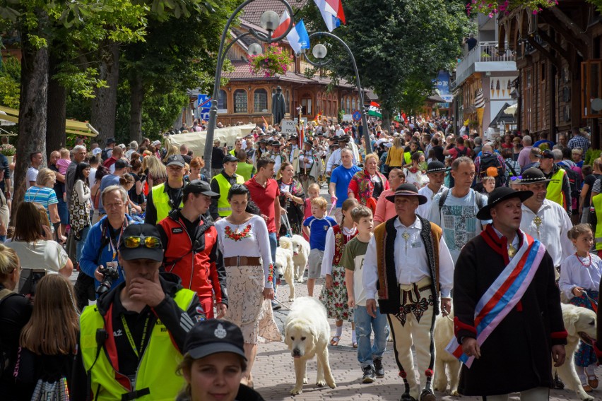 51. MFFZG: Ulicami Zakopanego paradowali górale z całego świata [ZDJĘCIA]