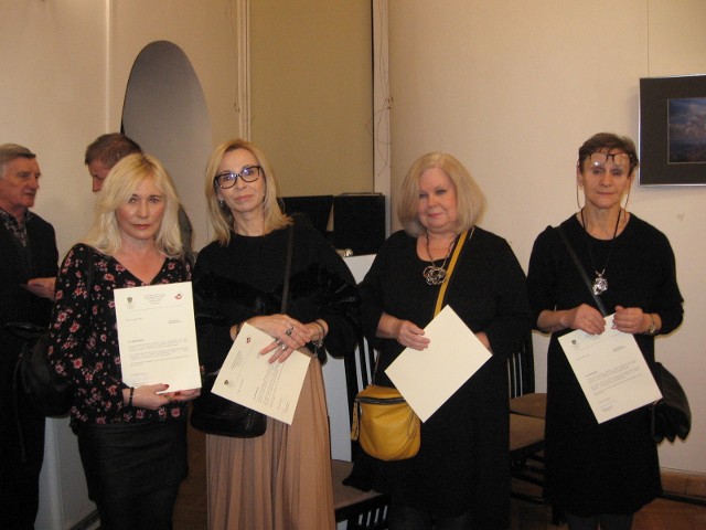 Dyplomy za aktywność otrzymali: od lewej:Dorota Wólczyńska, Iwona Czubek, Iwona Nabzdyk i Barbara Polakowska .Krzysztof Kuzko nie był obecny na wernisażu.