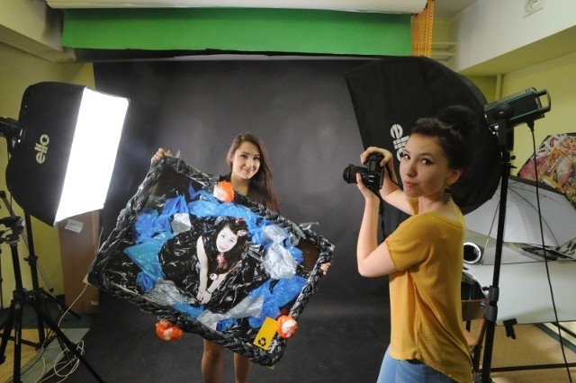 Milena Rypa (z własnym portretem) i Karolina Bieniek pasjonują się fotografią. Otwarta rok temu w opolskim "ekonomiczniaku&#8221; klasa fototechniczna pozwoli im zdobyć wymarzony zawód.
