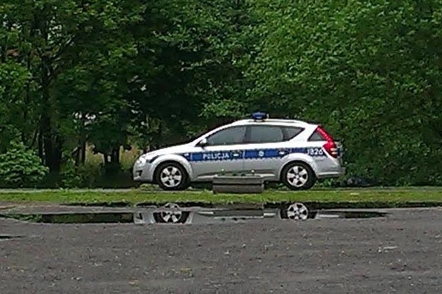 Miejsca oględzin pilnują policjanci.