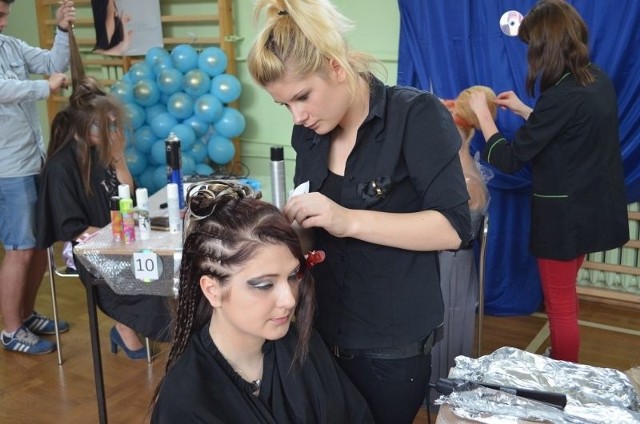 Uczennice z Nowego Miasta nad Pilicą wzięły udział w międzyszkolnym konkursie fryzjerskim w Lublinie. 