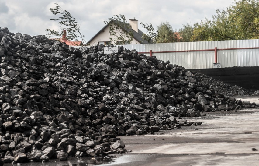 Pieniądze z dodatku osłonowego mają pomóc Polakom w...