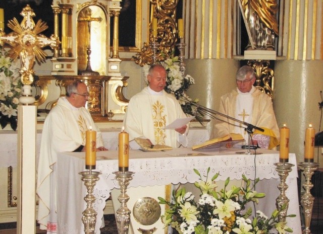 Ksiądz Kazimierz Siekierko (na zdjęciu z prawej) zastąpił na stanowisku dziekana bielskiego ks. Ludwika Olszewskiego (z lewej). - Decyzja biskupa Antoniego Dydycza związana była z przejściem ks. Olszewskiego na emeryturę - mówi kanclerz kurii ks. Zbigniew Rostkowski (w środku).