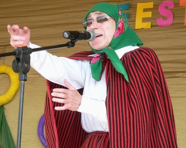 Sławna Baba z Napierstkowa - Genowefa Pigwa bawiła publiczność podczas niedzielnego festynu w Wiślicy.