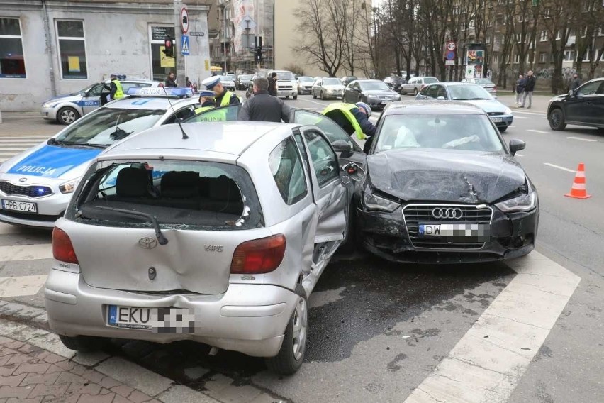 Wypadek na Wyszyńskiego. Jedna osoba jest ranna