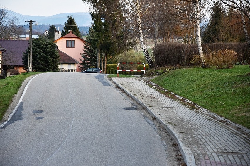 Moszczenica. Gmina projektuje siedemset metrów nowego chodnika wzdłuż drogi powiatowej. Prace pochłoną kilkaset tysięcy złotych