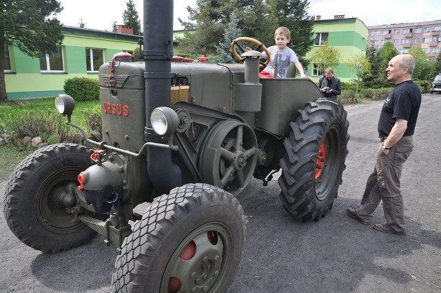 Okazuje się, że zabytkowy traktor uratowany w "mechaniku&#8221; nie tylko jeździ, ale i gra.