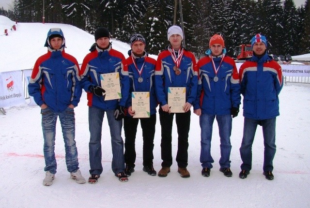 Zawodnicy IKN Górnik Iwonicz-Zdrój. Od lewej: Dawid Zając, Patryk Jakieła, Kamil Chłap, Rafał Penar, Dawisz Szwast i trener Mariusz Jakieła.