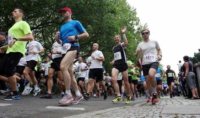 Po raz pierwszy półmaraton w Szczecinie zorganizowano w 2000 r. Wystartowało w nim 194 biegaczy. Wcześniej impreza była rozgrywana jako "Szczecińska Dwudziestka&#8221; na dystansie 20 km.