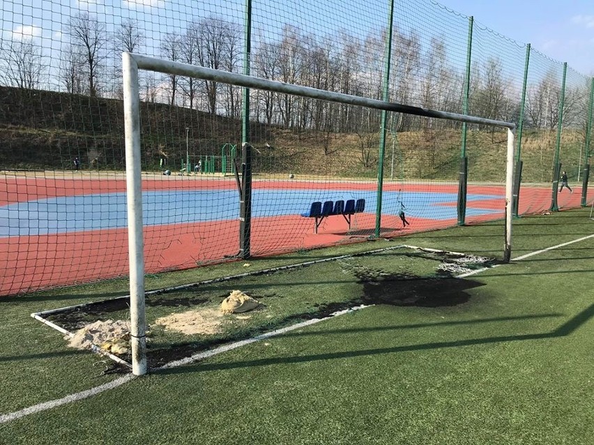 Wieliczka. Wandalizm na Arenie Lekkoatletycznej. Ktoś podpalił bramki i murawę stadionu