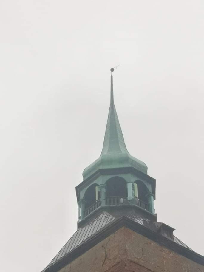 Wygięła się iglica na kościele pw. NNMP w Białogardzie