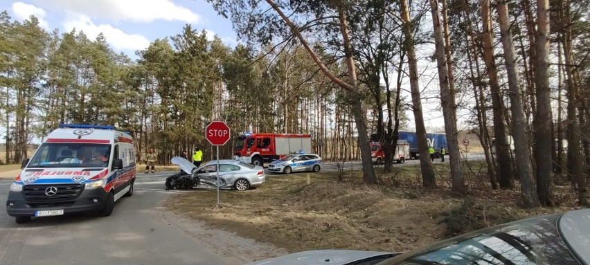 Ostrówek. Wypadek na DK8 na trasie Białystok - Augustów. Zderzenie osobówki z ciężarówką