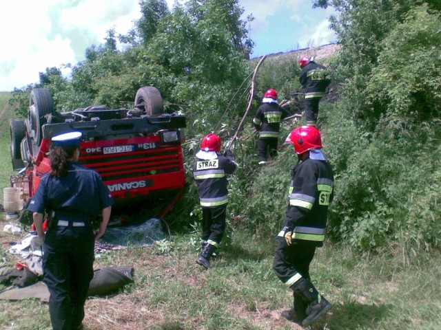 Ciężarówka wykonała salto i spadła do rowu