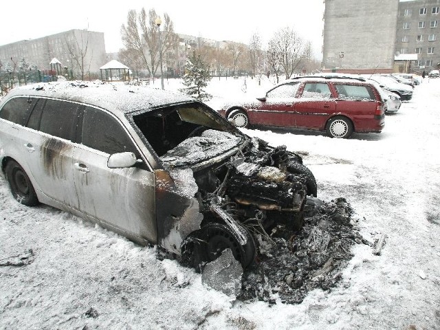 Spalone bmw na kieleckim osiedlu Barwinek.