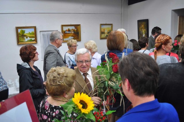 Na otwarciu wystawy w Muzeum Borów Tucholskich były tłumy. To była dobra okazja do  oglądania obrazów  i rozmów.
