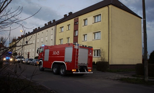 Wczoraj (30 grudnia) w jednym z mieszkań przy ul. Krzywoustego w Słupsku, czujka czadu zamontowana w kuchni poinformowała o wydobywaniu się tlenku węgla. Zaniepokojeni mieszkańcy zaalarmowali strażaków i pogotowie gazowe. Służby te, po przybyciu na miejsce wykryli nieszczelność w urządzeniu gazowym i zakazali jego użytkowania do czasu usunięcia usterki. Pracownicy pogotowia gazowego sprawdzili wszystkie przyłącza.