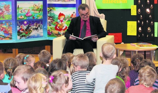 Wojciech Lubawski, prezydent Kielc, nie trwoni od maluchów. Włączył się nawet w akcję  &#8222;Cała Polska czyta dzieciom&#8221;.