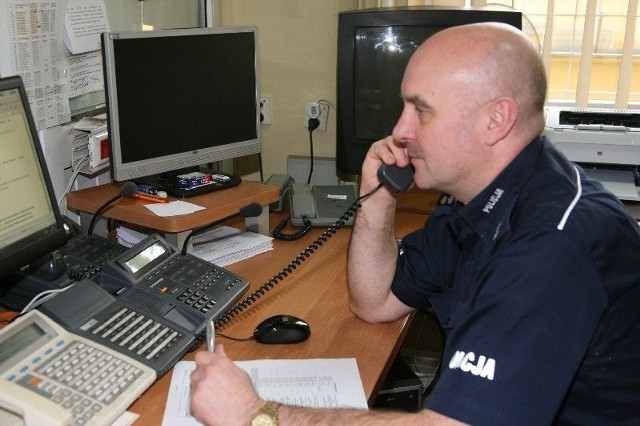 Nadkomisarz Jarosław Stolarek przez telefon udzielał instrukcji rodzicom 1,5- rocznej dziewczynki, po tym jak straciła przytomność.