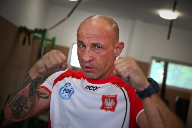 W niedzielę 13 października odszedł Tomasz Skrzypek – legenda polskiego kick-boxingu, wielokrotny mistrz Polski, zdobywający laury na międzynarodowych imprezach. Poza zawodami i areną treningową życie mocno go doświadczyło. W sobotę 18 października zostanie pochowany na Cmentarzu Osobowickim. Przypominamy jego największe sukcesy.