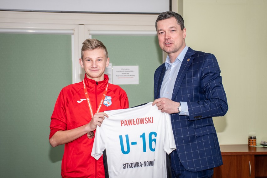 Wójt Nowin Sebastian Nowaczkiewicz pogratulował medalistom Młodzieżowych Mistrzostw Polski w futsalu z GKS Futsal Invex Remedies [ZDJĘCIA]