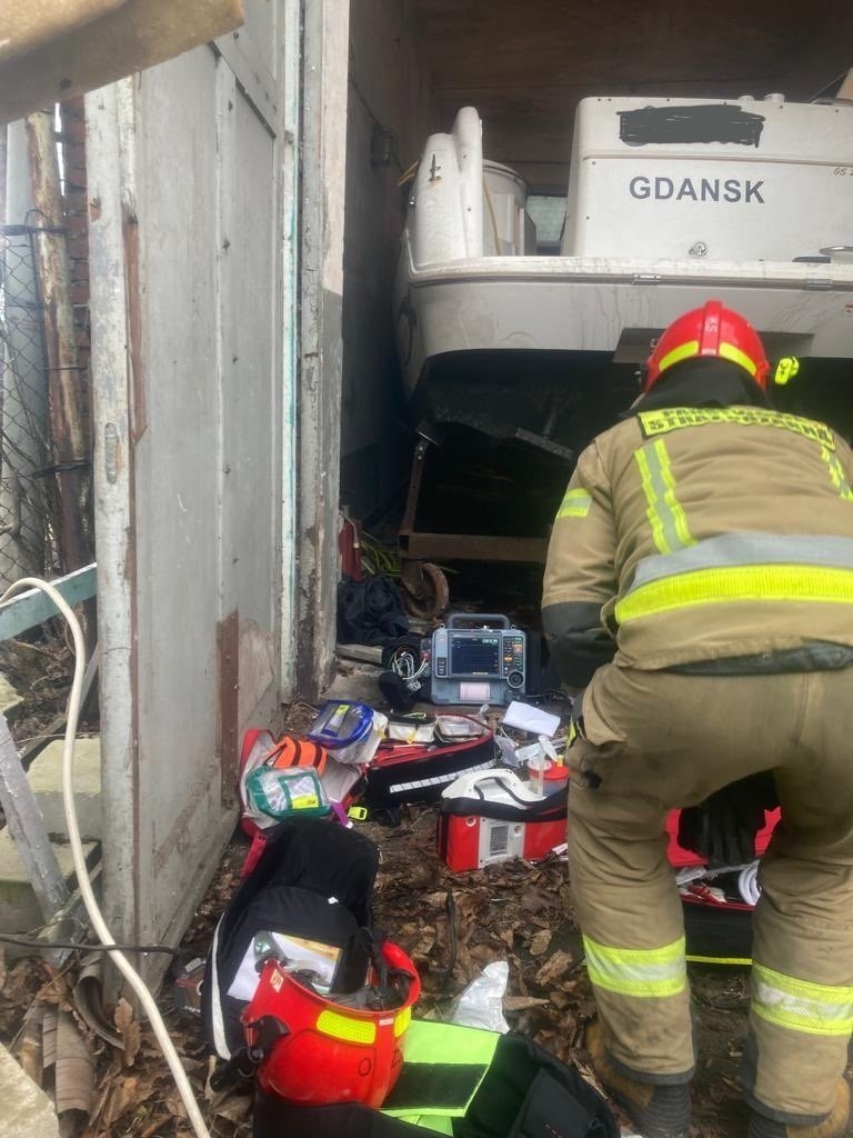 W Gdańsku w fabryce łodzi doszło do tragedii. Jedna osoba nie żyje. Została przygnieciona przez łódkę | Zdjęcia