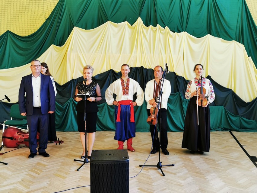 Ukraiński zespół wystąpił w Kunowie. W tańcu wirowali nawet nasi posłowie (ZDJĘCIA)